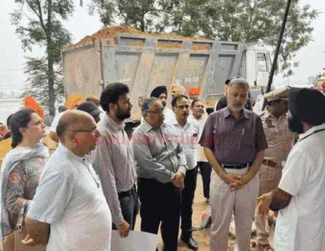 जालंधर पहुंचे सेहत मंत्री ने बाढ़ ग्रस्त इलाकों का किया दौरा