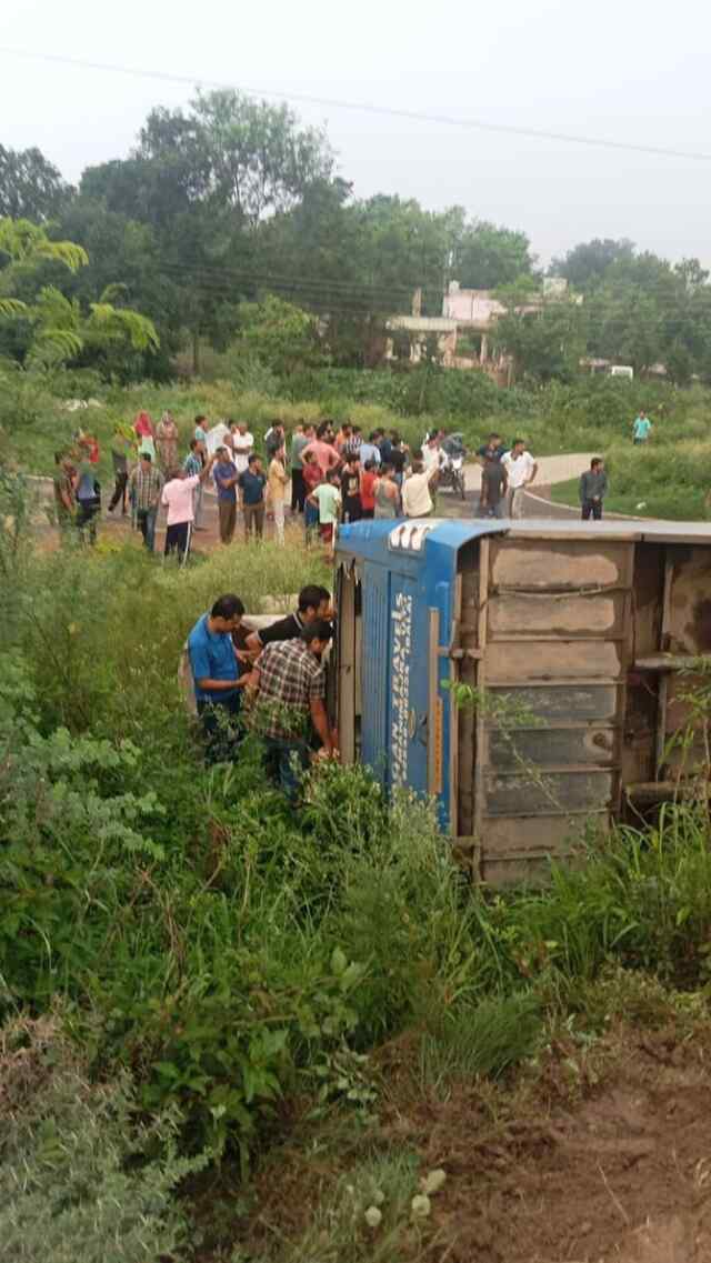 मन्धाला में पलटी कर्मचारियों से भरी बस