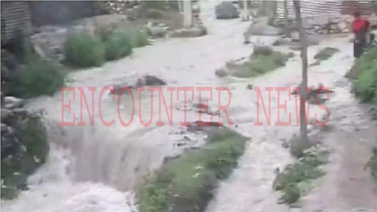 बादल फटने से मची तबाही, बहीं गाड़िया, देखें वीडियो