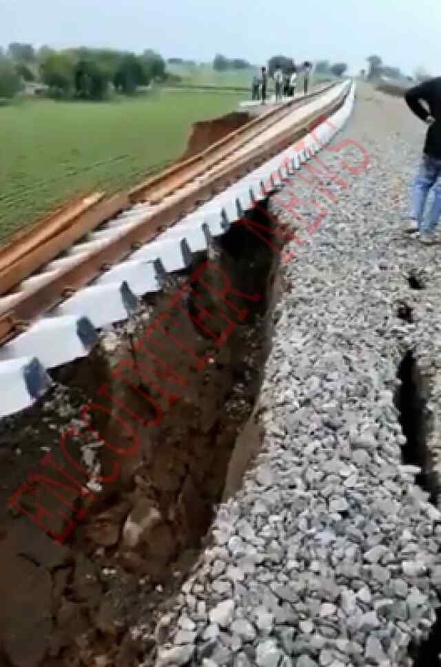 बड़ी खबरः बारिश के बाद 200 मीटर तक धंसा ट्रैक, देखें वीडियो