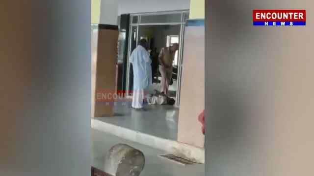 रेलवे स्टेशन पर सो रहे बच्चे की गर्दन को RPF जवान ने पैर से दबाया