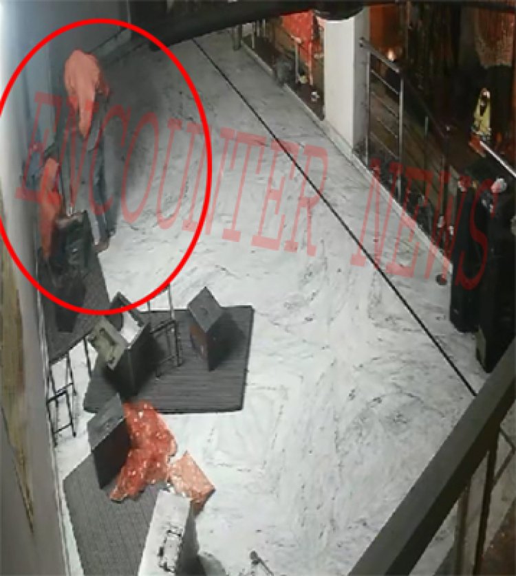 जालंधरः थाने से कुछ दूरी पर मदिंर की गोलक तोड़कर पैसे लेकर चोर हुए फरार, देखें Live