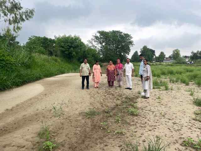 आत्मा परियोजना के अधिकारियों ने किया किसानों के खेतों का दौरा, नुक्सान का लिया जायजा