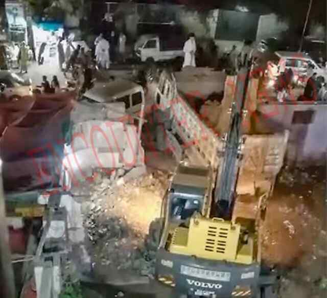 रात के अंधेरे में गिराया 150 साल पुराना मंदिर, हिंदू समुदाय में रोष