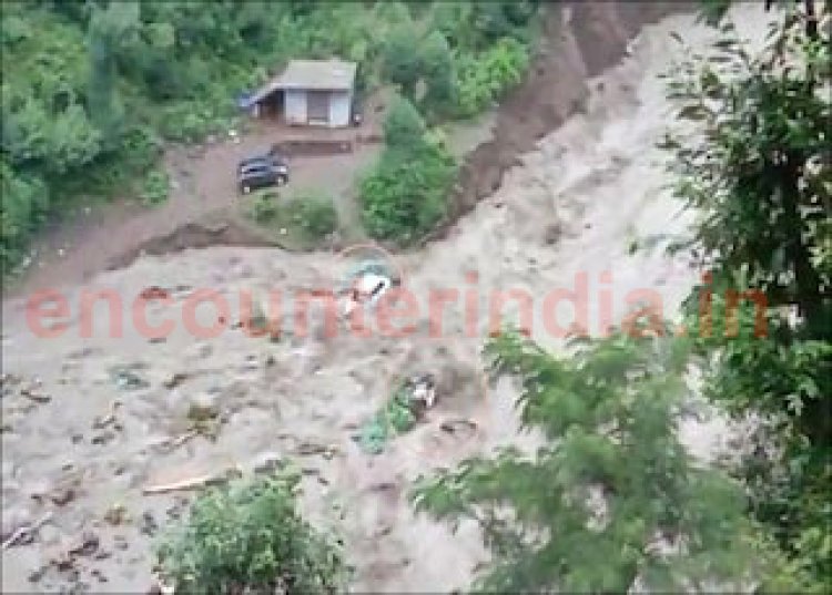 बादल फटने से 3 गाड़ियां बही, कई घरों में बढ़ा भूस्खलन का खतरा, देखें वीडियो