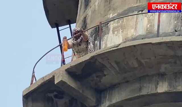 पंजाबः इंसाफ ना मिलने से परेशान महिला पेट्रोल की बोतल लेकर टैंकी पर चढ़ी, देखें वीडियो