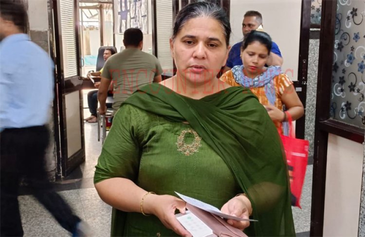 सैर करने गई महिला को पिस्तौल के बल पर लूटा, देखें वीडियो