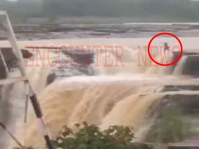 माता-प‍िता की  डांट लगाने से नाराज लड़की ने झरने से लगाई छलांग, देखें वीड‍ियो