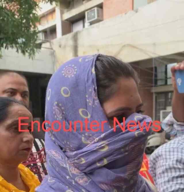 जालंधरः युवती ने तंग परेशान कर देह व्यापार का धंधा करवाने के लगाए आरोप, देखें Live