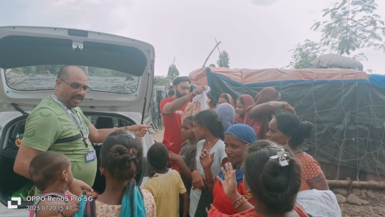 लाईफ विजय ह्यूमन राईट फाउंडेशन ने झुगी में रहने वाले लोगों को बांटे वस्त्र