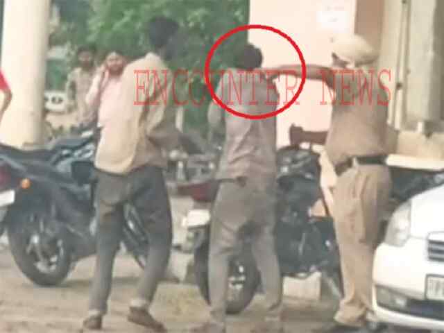 पंजाबः पुलिस की गुंडागर्दी, सिविल अस्पताल में आरोपी युवकों को मारे मुक्के, देखें वीडियो