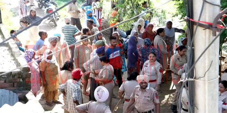 पंजाबः पंचायती जमीन को लेकर चले पत्थर, छावनी में तबदील गांव