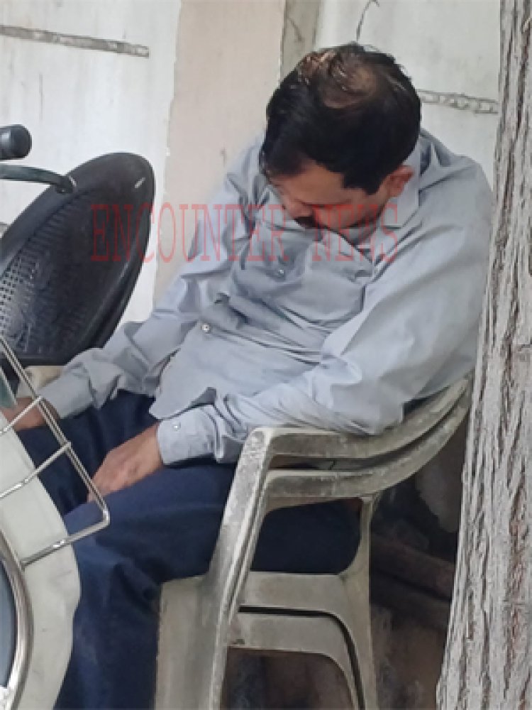 पंजाबः शराब पीकर लुढ़के खजाना अफसर, वीडियो वायरल होने पर सरकार ने किया सस्पेंड, देखें वीडियो