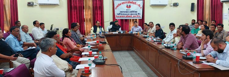 अधिकारी बिना किसी भेदभाव के आमजन तक पहुंचाएं जनकल्याणकारी योजनाएं – उपमुख्यमंत्री