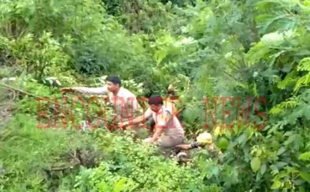 दर्दनाक हादसाः 400 फीट गहरी खाई में गिरी कार, 3 की मौत, देखें वीडियो