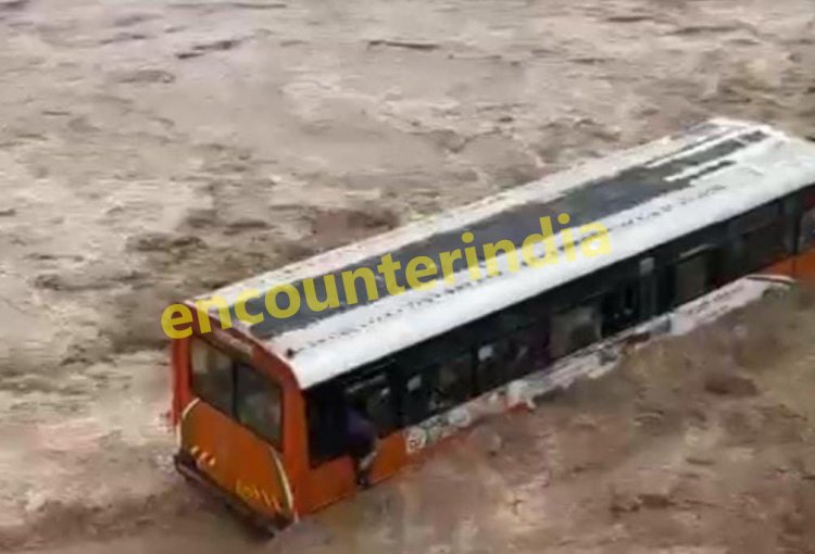 नदी में फंसी यात्रियों से भरी बस, मची चीख पुकार