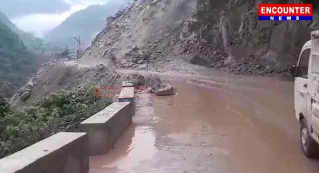 चंडीगढ़-मनाली नेशनल हाईवे पर टला हादसा, पहाड़ी से गिरे पत्थर, देखें वीडियो