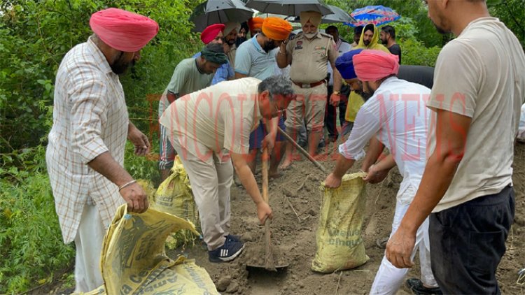 ਪੰਜਾਬ: ਰਾਵੀ ਦਰਿਆ ਤੋਂ ਆਏ ਪਾਣੀ ਦੇ ਤੇਜ ਵਹਾਅ ਨੇ ਪਿੰਡ ਠਾਕੁਰਪੂਰ ਧੁੱਸੀ ਬੰਨ੍ਹ ਵਿੱਚ ਪਾਇਆ ਪਾੜ, ਦੇਖੋਂ ਤਸਵੀਰਾਂ