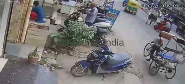 सड़क पर आवारा सांड ने किया मां बेटे पर हमला, देखें CCTV