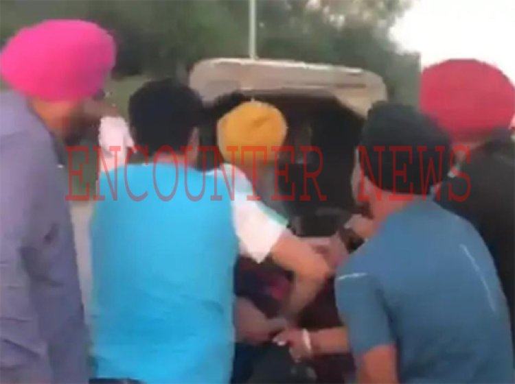 पंजाब : सड़क हादसे में घायल युवक की नवजोत सिद्धू ने बचाई जान, देखें वीडियो