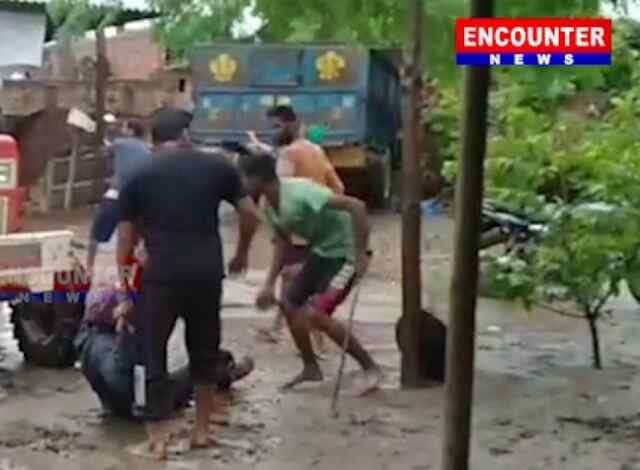 पंजाबः 2 पक्षों में चले तेजधार हथियार, बच्चे सहित 5 जख्मी, देखें वीडियो