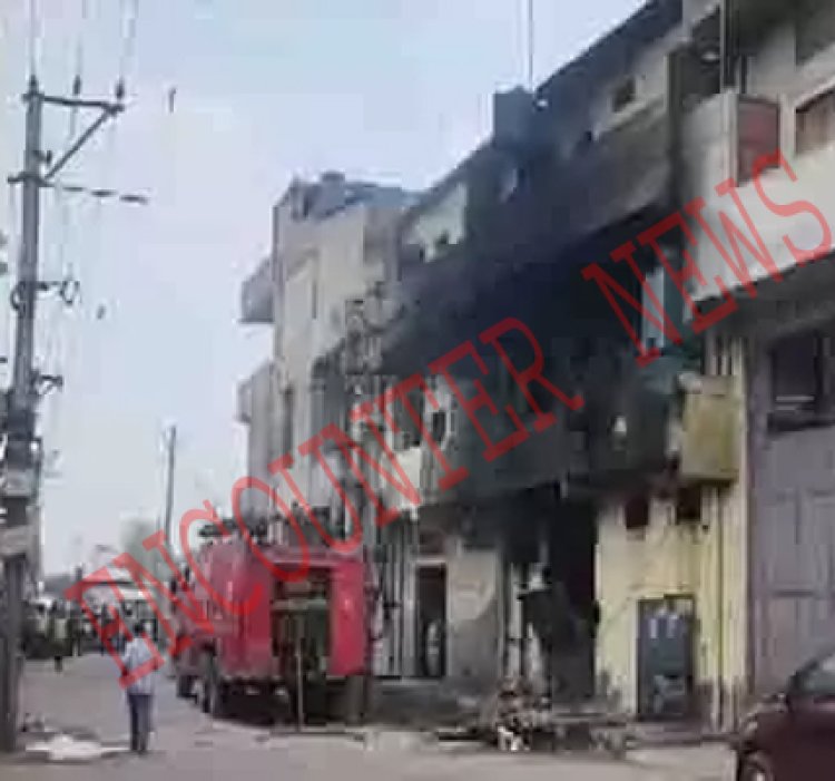 फैक्ट्री में भीषण आग लगने से 4 घायल, मौके पर पहुंचीं दमकल की 10 गाड़ियां