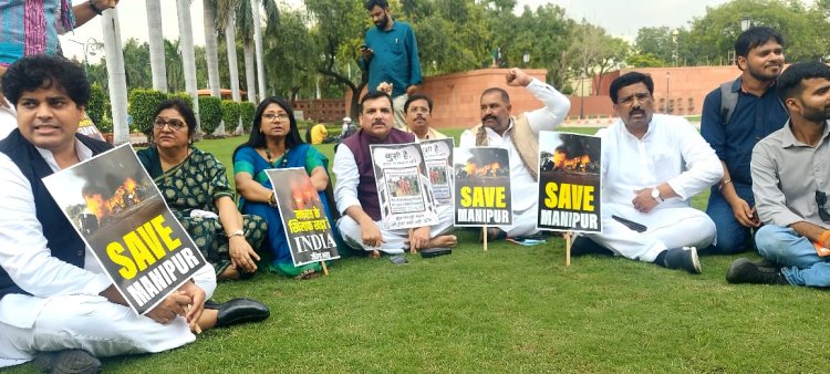 जालंधरः इस मामले में सदन के बाहर धरने पर बैठे सांसद सुशील रिंकू
