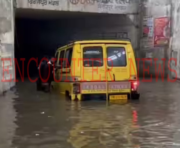 पंजाबः पानी में फंसी स्कूल के छोटे बच्चों की वैन