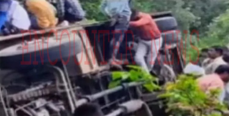 दर्दनाक हादसाः बस पलटने से 10 यात्री घायल