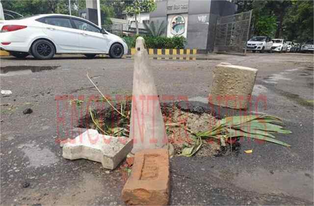 जालंधरः बरसात से खुली प्रशासन की पोल, निगम दफ्तर के सामने धंसी सड़क