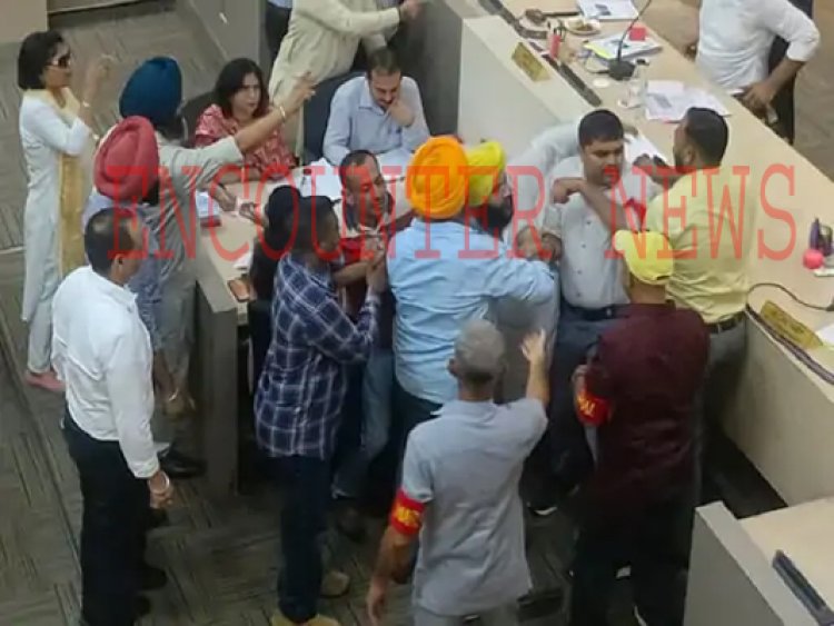 नगर निगम में AAP के 8 पार्षदों को मार्शल बुलाकर निकाला बाहर, हुआ हंगामा, देखें वीडियो