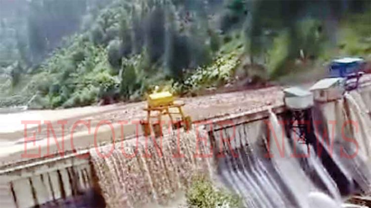 डैम के ऊपर से बह रहा पानी, आस पास के गांवों में ताबाही का खतरा, देखें वीडियो