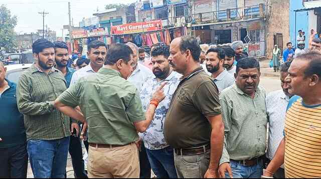 बददी में मूसलाधार बारिश, पुरानी सब्जी मंडी के आसपास दुकानों में घुसा पानी