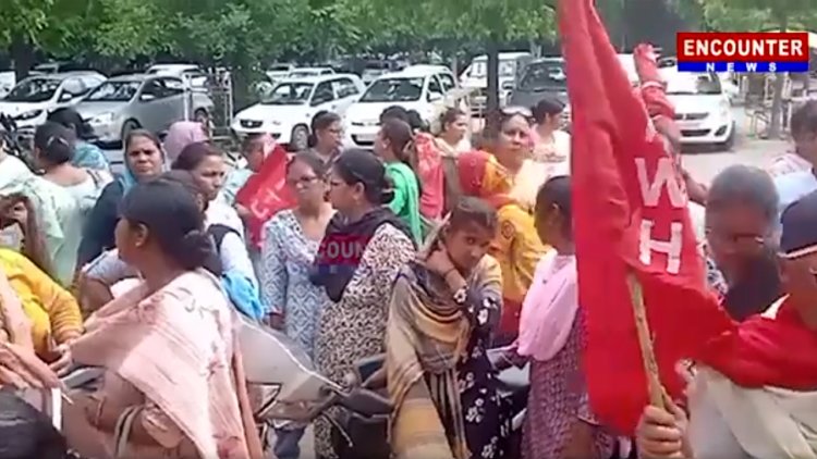 जालंधरः डीसी कंपलेक्स में सेंटर ऑफ इंडियन ट्रेड यूनियन ने लगाया धरना, देखें वीडियो