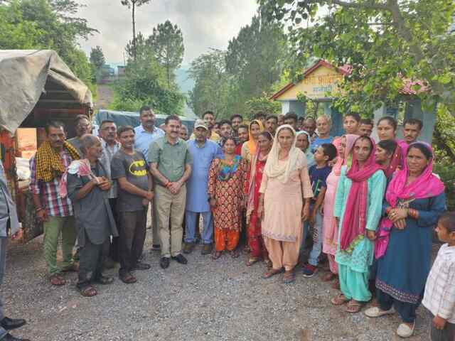 चौधरी राम कुमार ने बढलग पँचायत में बांटी राशन किटें