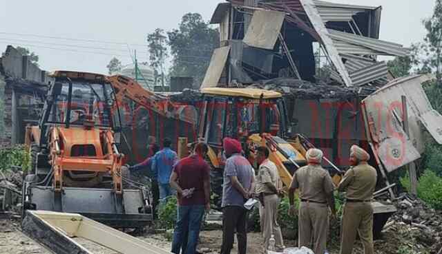 पंजाबः भाजपा नेता की कोठी पर चली JCB, देखें वीडियो