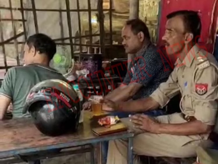 ऑन ड्यूटी शराब पी रहे पुलिस अधिकारी, वीडियो वायरल
