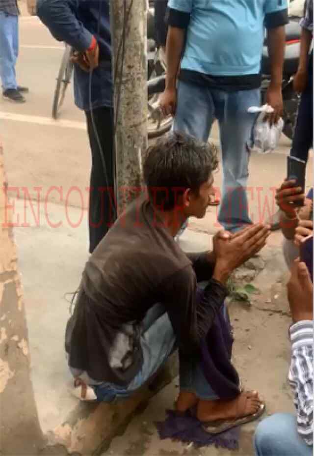 जालंधरः दिन दहाड़े सिलेंडर चोरी करता चोर काबू, लोगों ने की धुनाई, देखें Live