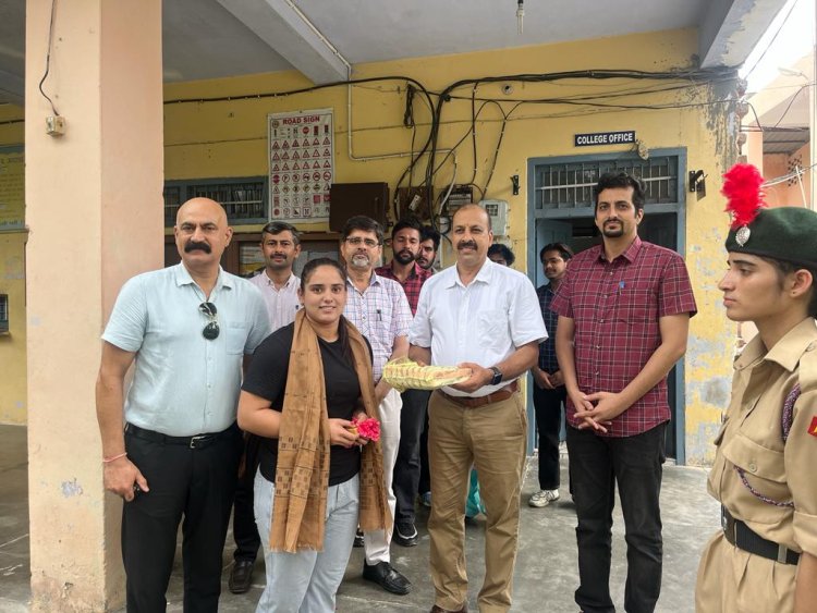 भारोत्तोलक राधिका कटोच का राजकीय महाविद्यालय ऊना पहुंचने पर सम्मान समारोह