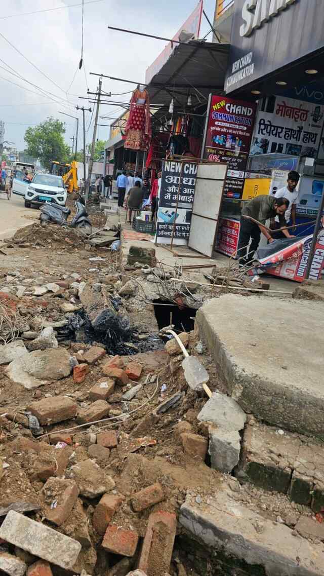 बददी बाजार में  नालियों पर दुकानदारों का  कब्जा