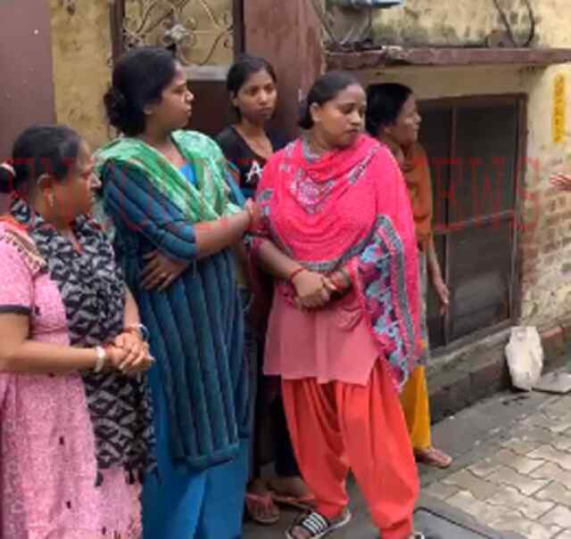 जालंधरः एक और बरसात दूसरी ओर सीवरेज का ओवरफ्लो हो रहा गंदा पानी, लोग परेशान, देखें Live