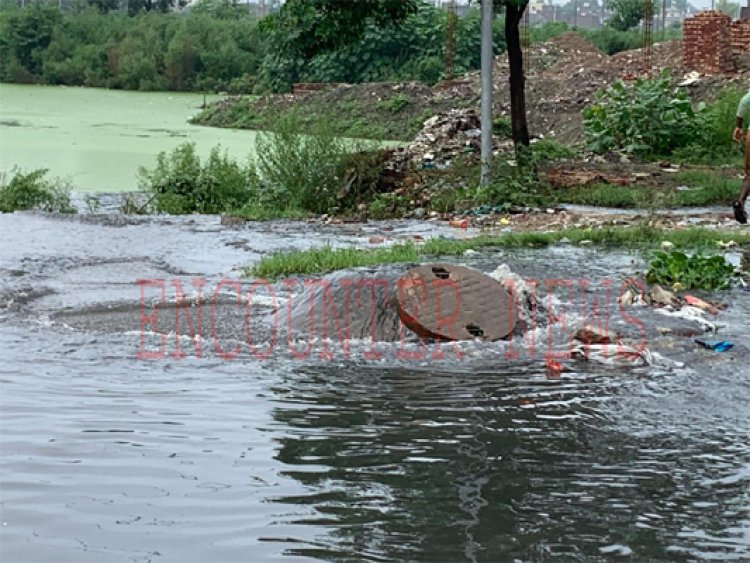 जालंधरः इस इलाके में तेज रफ्तार से ओवरफ्लों हो रहा सीवरेज का पानी, हो सकता है हादसा, देखें Live