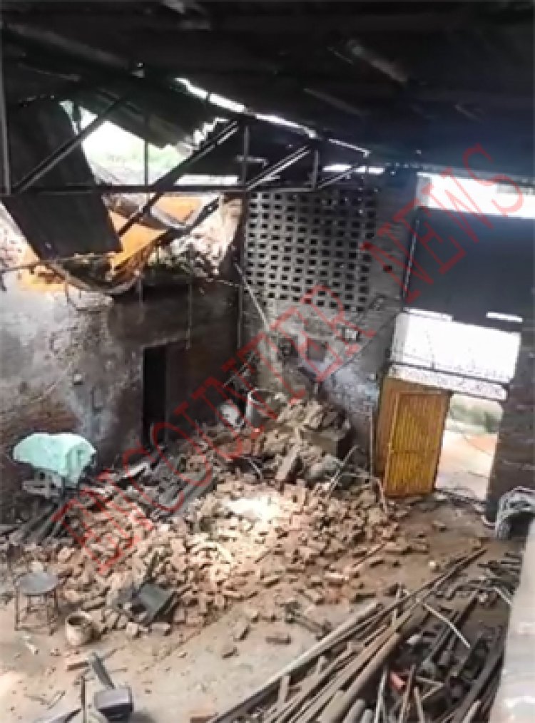 जालंधरः बरसात से गिरी जिम का सामान बनाने वाली फैक्ट्ररी की छत, देखें Live