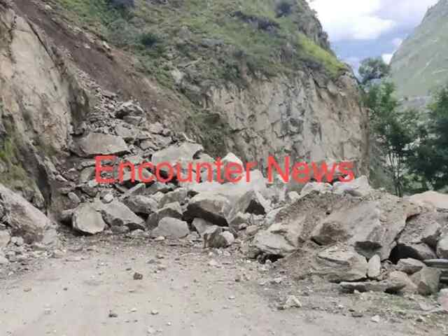 हिमाचल में कई क्षेत्रों में लैंडस्लाइड के बाद NH-5 बंद, देखें वीडियो