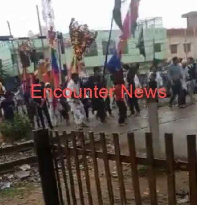 मुहर्रम के दौरान बड़ा हादसाः करंट लगने से 11 लोग झुलसे, देखें वीडियो