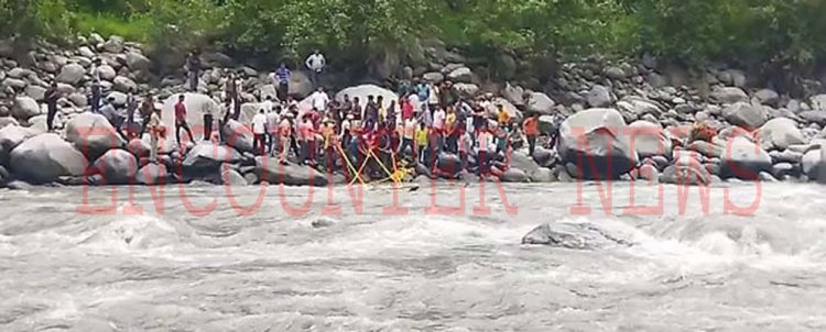 बड़ा हादसाः रावी नदी में गिरी बोलेरो, एक  मौत, दूसरे की तलाश जारी