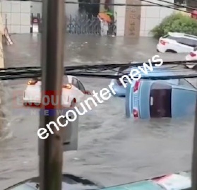 पानी में डूबी कारें, 3 दिनों में भारी बारिश का रेड अलर्ट जारी, देखें वीडियो 