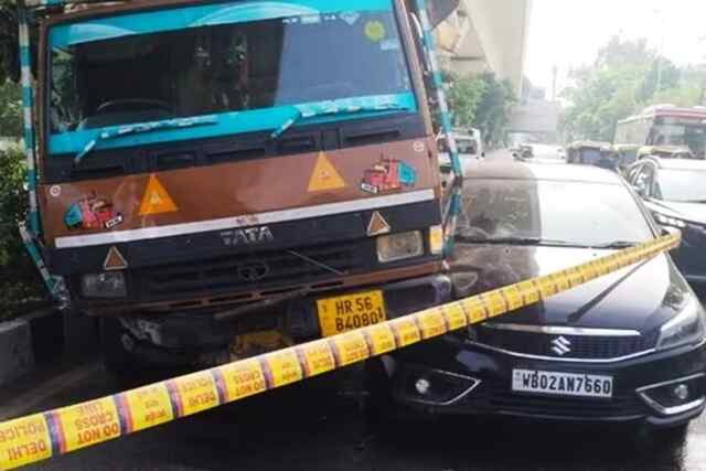 ट्रक चालक ने कार को मारी टक्कर, हादसे में इंस्पेक्टर की मौत, देखें वीडियो