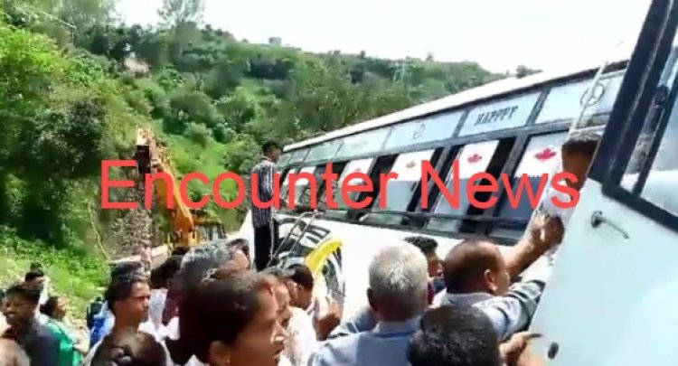 सवारियों से भरी बस पहाड़ी पर लटकी, देखें वीडियो