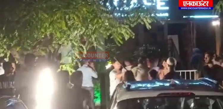 नाईट क्लब के बाहर चली ताबड़तोड़ गोलियां, देखें वीडियो